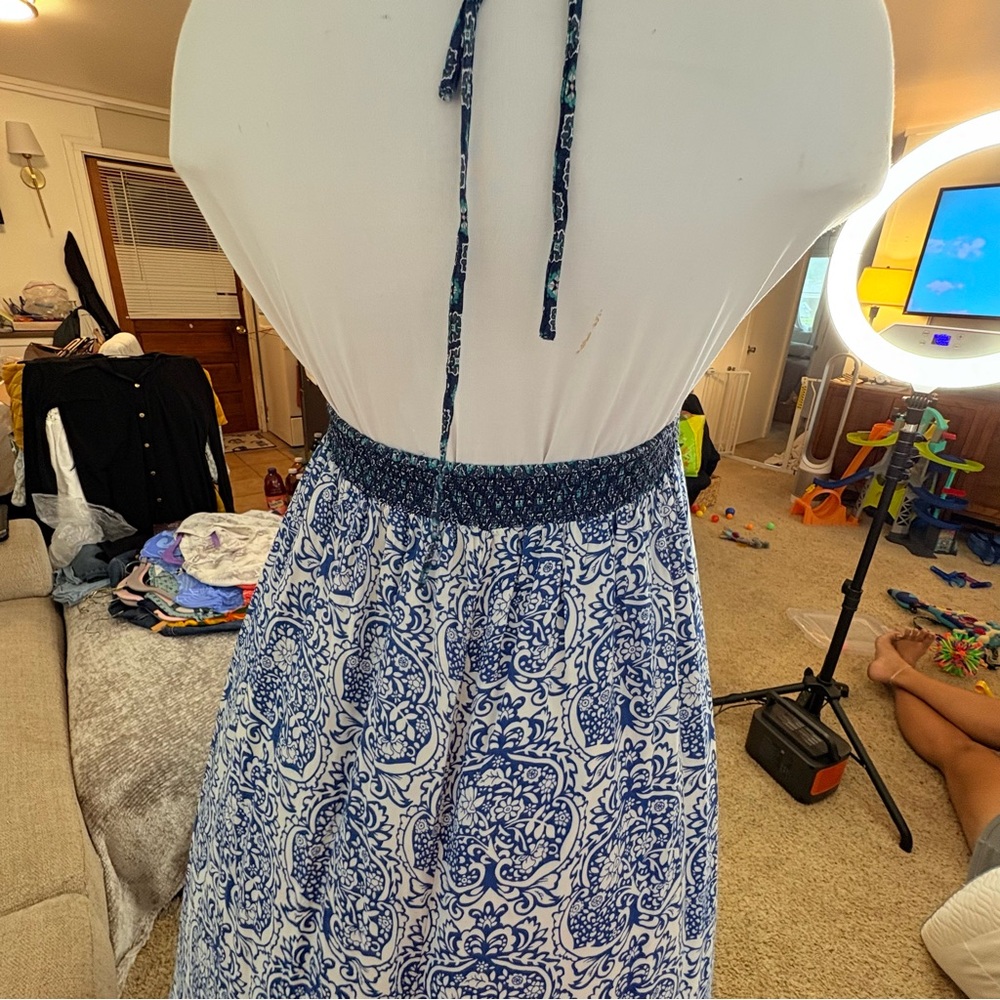 Mahina Adorable Blue and White Patterned Flowy Maxi Dress - Picture 4 of 6
